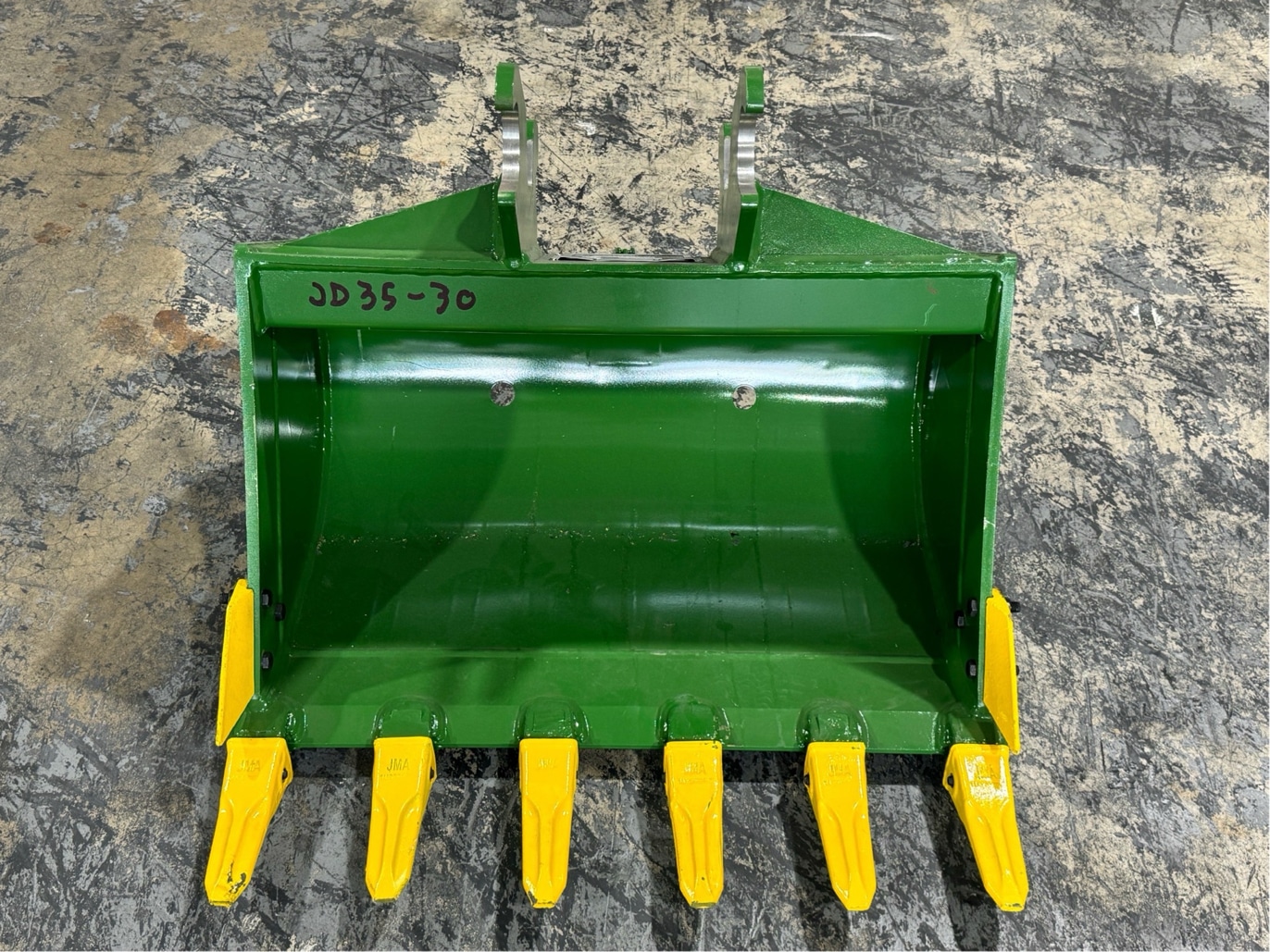 30 Digging Bucket John Deere Wedge Lock Coupler Style for 2.6 - 3.7 Tons