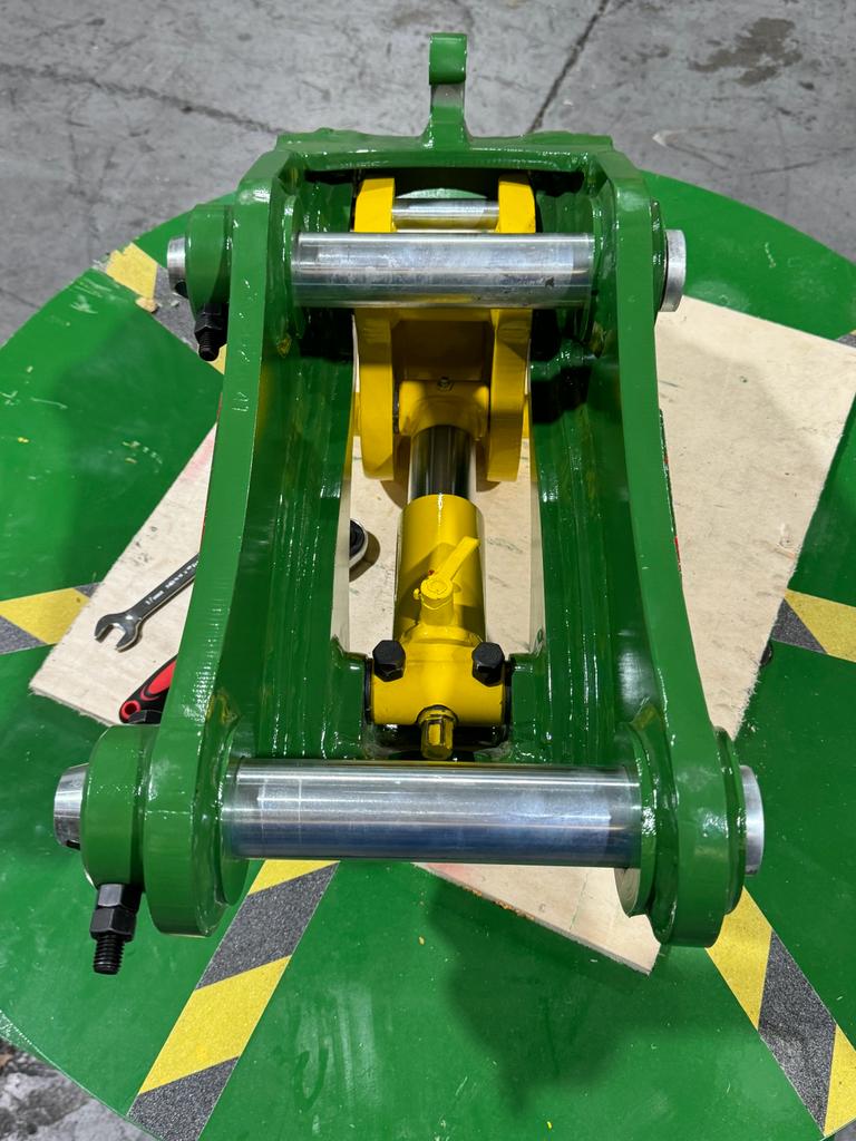 Manual Quick Coupler for 1 – 3 Tons Mini Excavators. 30mm Pins