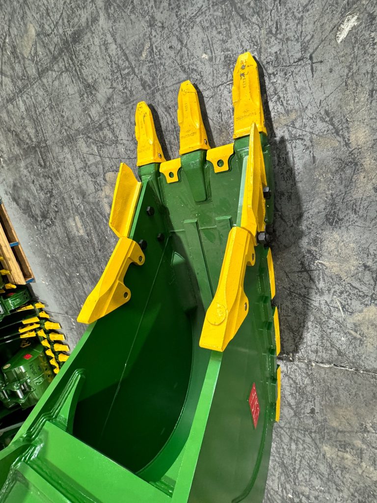 Case CX330 24″ Excavator Severe-Duty Rock Bucket