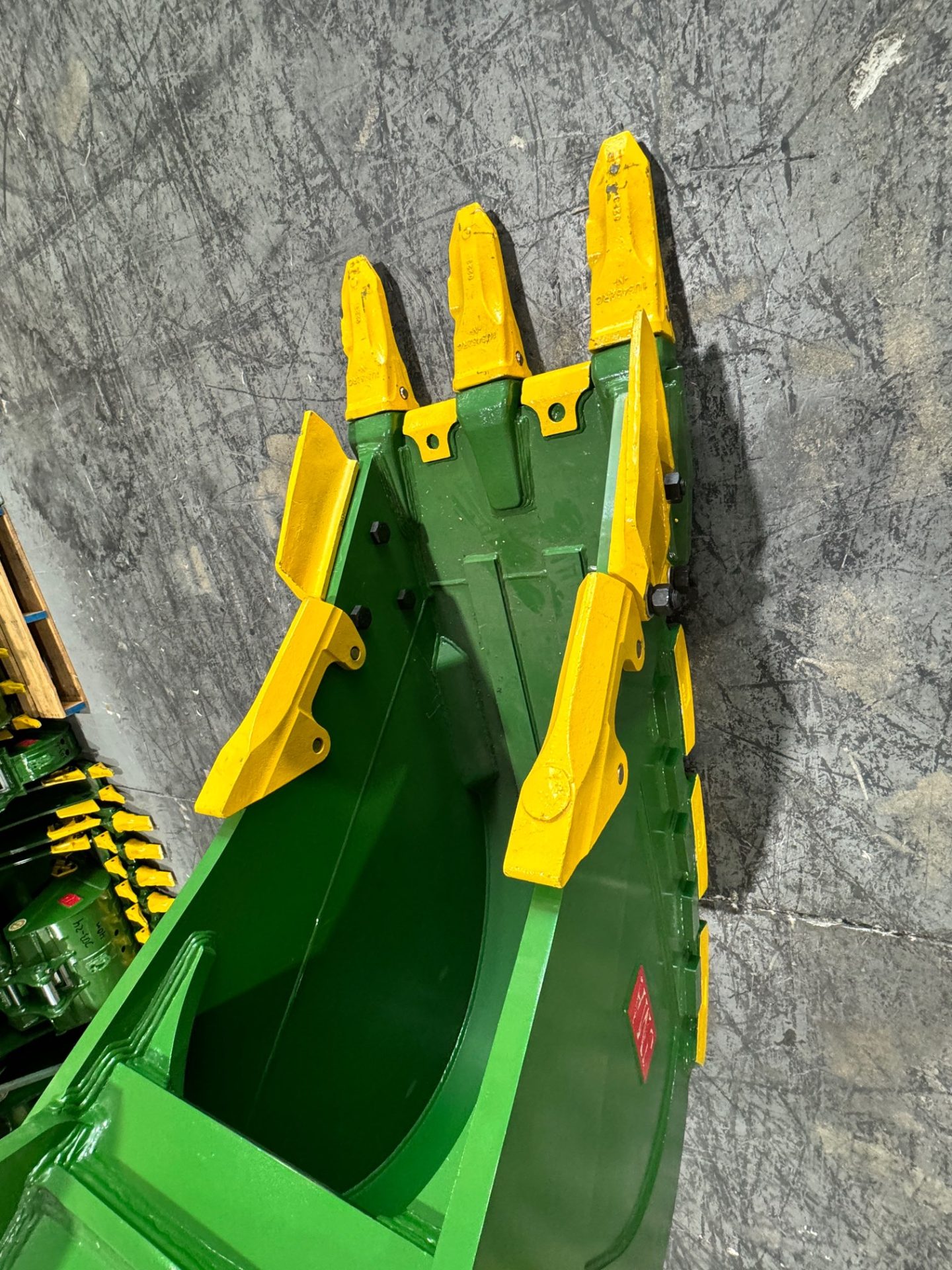 Case CX330 24″ Excavator Severe-Duty Rock Bucket